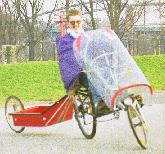 Dino von vorne mit Einradanh&auml;nger